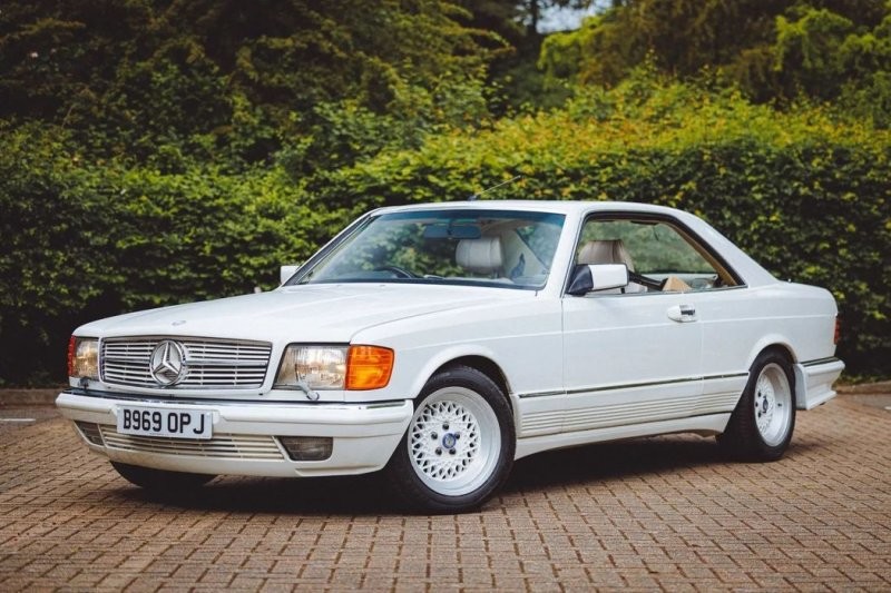 Ничто так не кричит о ностальгии по восьмидесятым, как этот тюнингованный белый Mercedes-Benz 500 SEC (12 фото + 1 видео)