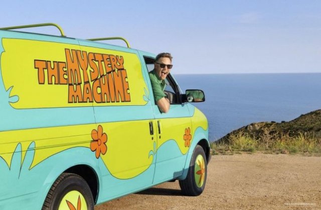 Актер из «Скуби-Ду» Мэттью Лиллард дает возможность арендовать фургон из легендарного фильма (14 фото)