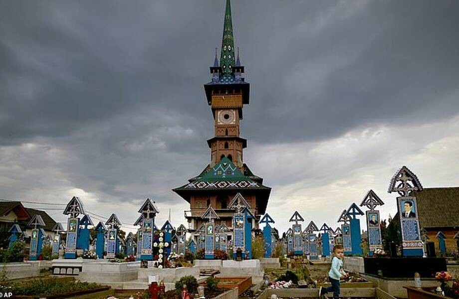 Любопытные снимки кладбища, которое находится в Румынии (10 фото)