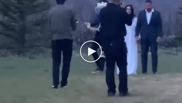 Молодожены показали гостям на свадьбе опасный трюк с огнем