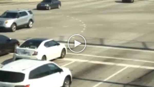 В Лос-Анджелесе девушка потеряла сознание за рулем, но аварии удалось избежать