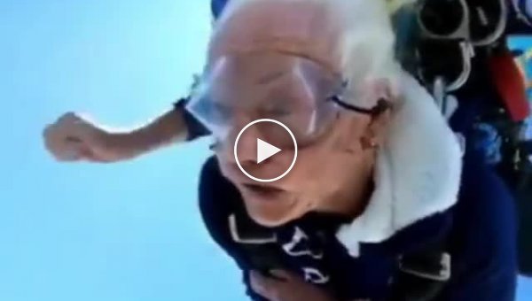 100-летняя женщина, всю жизнь проработавшая медсестрой, на юбилей прыгнула с парашютом