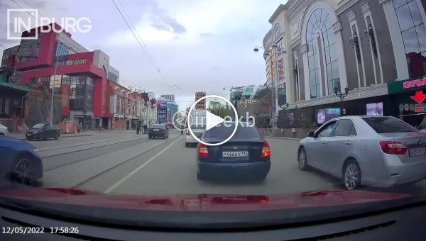 Качественный пинок под зад. В Екатеринбурге трамвай протаранил BMW