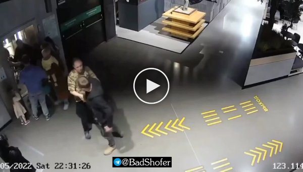 Двое мужчин не поделили лифт в торговом центре и устроили драку