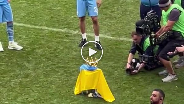 Украинский футболист Александр Зинченко четвертый раз выиграл чемпионат Англии