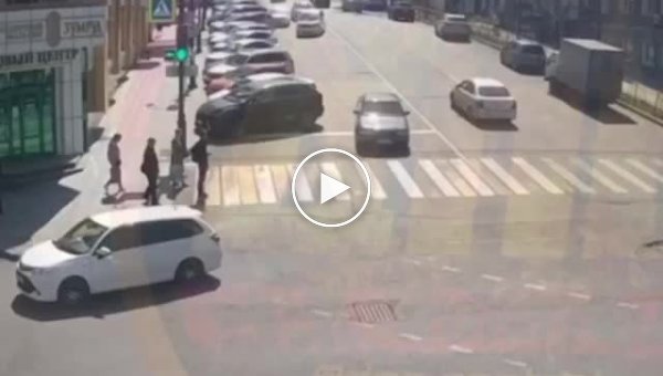 Неуправляемое авто во Владивостоке сбило двух пешеходов
