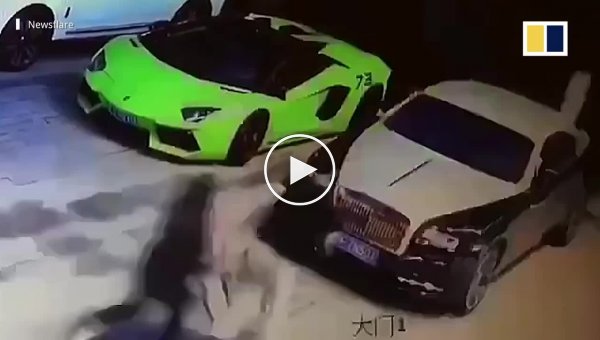 Вандализм в алкогольном угаре. Пьяный китаец повредил четыре роскошных автомобиля