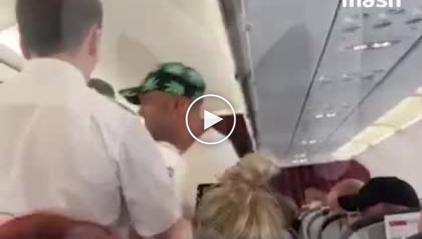 Неадекватная, буйная девушка и ее парень устроили скандал в самолете