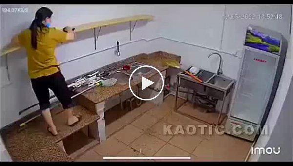 Девушка на кухне пытается устроить уборку