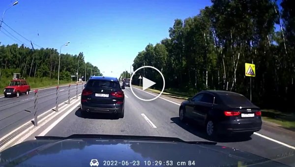 Брачные игры двух водителей с небольшим ДТП на трассе в Подмосковье (мат)