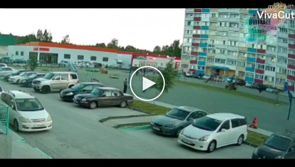 В Новосибирске нетрезвая женщина на квадроцикле гоняла по детской площадке