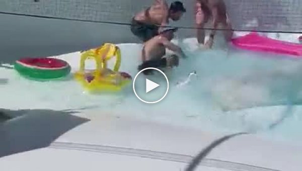 В Израиле обвалилось дно бассейна - двух человек втянуло в семиметровую воронку