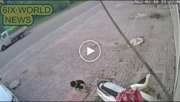 Героическая бабушка из Китая нырнула в канализацию, чтобы спасти внука
