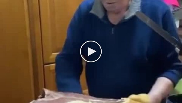 Эмоциональный итальянский дедушка недоволен внуком