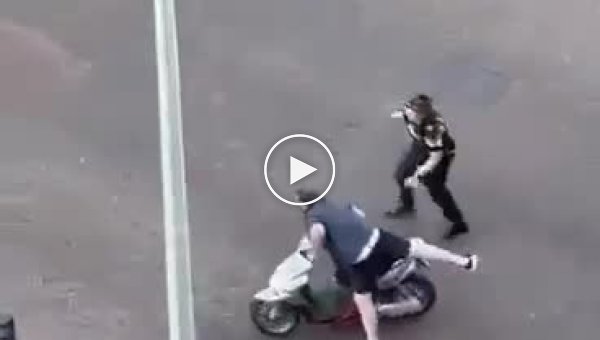 Скутер и женщина-полицейский