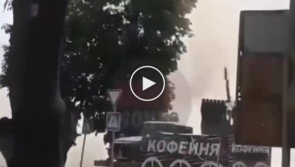 Оккупанты в открытую публикуют видео из Новой Каховки, где они ведут огонь из «Градов», прячась за жилыми домами