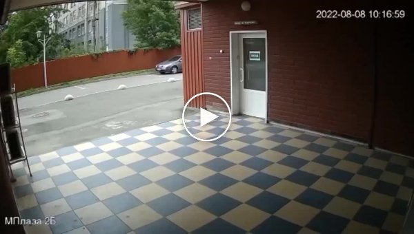 Момент попадания в машину во время обстрела Харькова