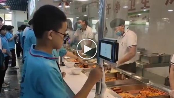 В Китае школьники платят за обед через сканер распознавания лиц