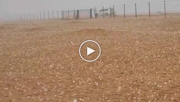 В Арабских Эмиратах выпал гряд в 40-градусную жару
