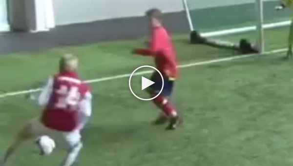 13-летний Эрлинг Холанд разрывает ворота соперника в матче детских команд
