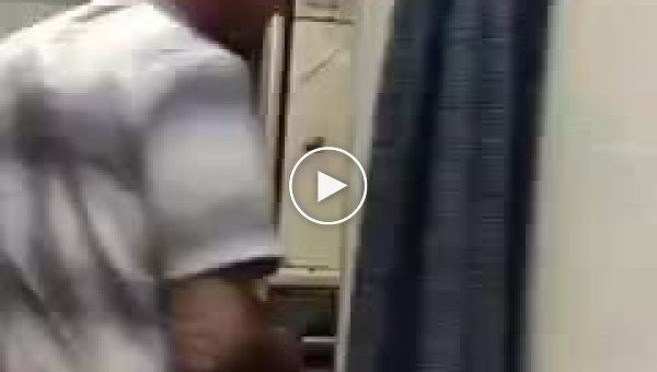 Пассажир самолета, которому не разрешили покурить в салоне, подрался со стюардами