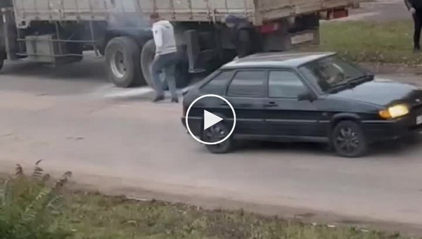 В Тульской области водителя грузовика чуть не убило взорвавшееся колесо
