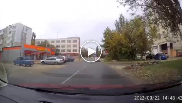 В результате ДТП в Керчи автомобили выбросило на пешеходную зону