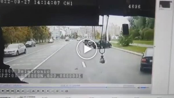 В Минске парень шагнул под троллейбус, уткнувшись в смартфон