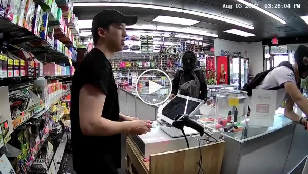 Продавец защищается от ограбления. Лос-Анджелес