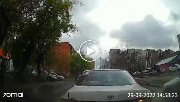 Нападение - лучшая форма защиты. В Новосибирске водитель обвинил девушку в ДТП