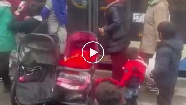В Питере пассажиры выгнали из автобуса цыганок, заподозрив их в воровстве
