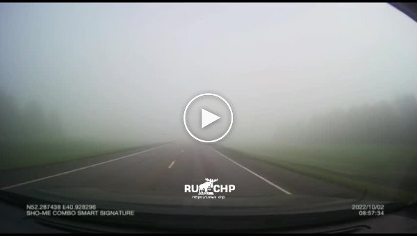 Нехороший водитель снес зеркало автомобилистке во время обгона в туман