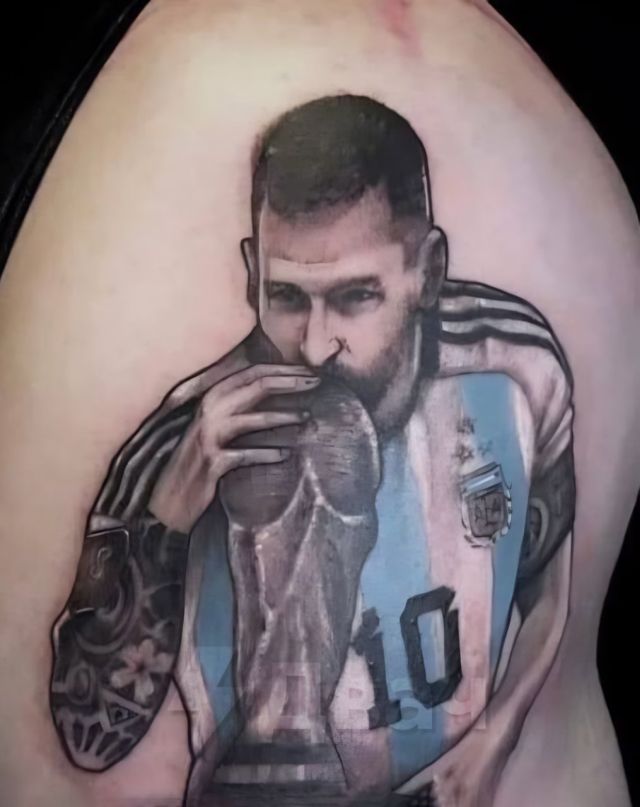 A fan got a tattoo with Messi kissing the World Cup-22 Cup and something  went wrong (2 photos) » Nevsedoma