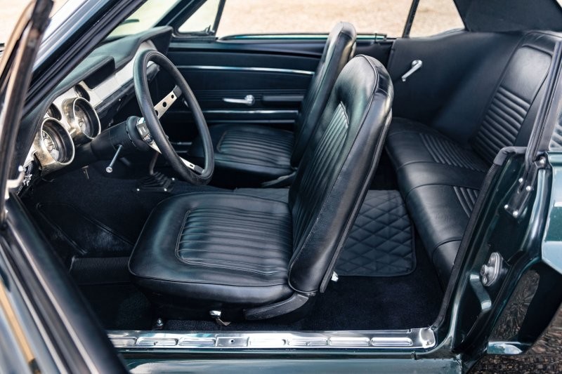 Ford Mustang, on which he persecuted Belmondo in the film "Outside ...