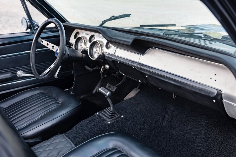 Ford Mustang, on which he persecuted Belmondo in the film "Outside ...