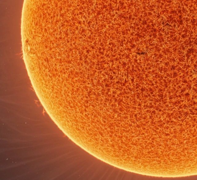 Astrophotographers took a photo of the Sun with a solar vortex (5