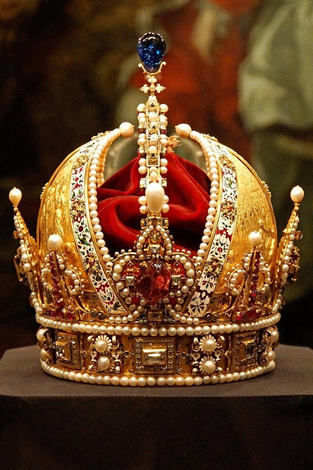 What the legendary crowns that belonged to famous rulers of the past ...