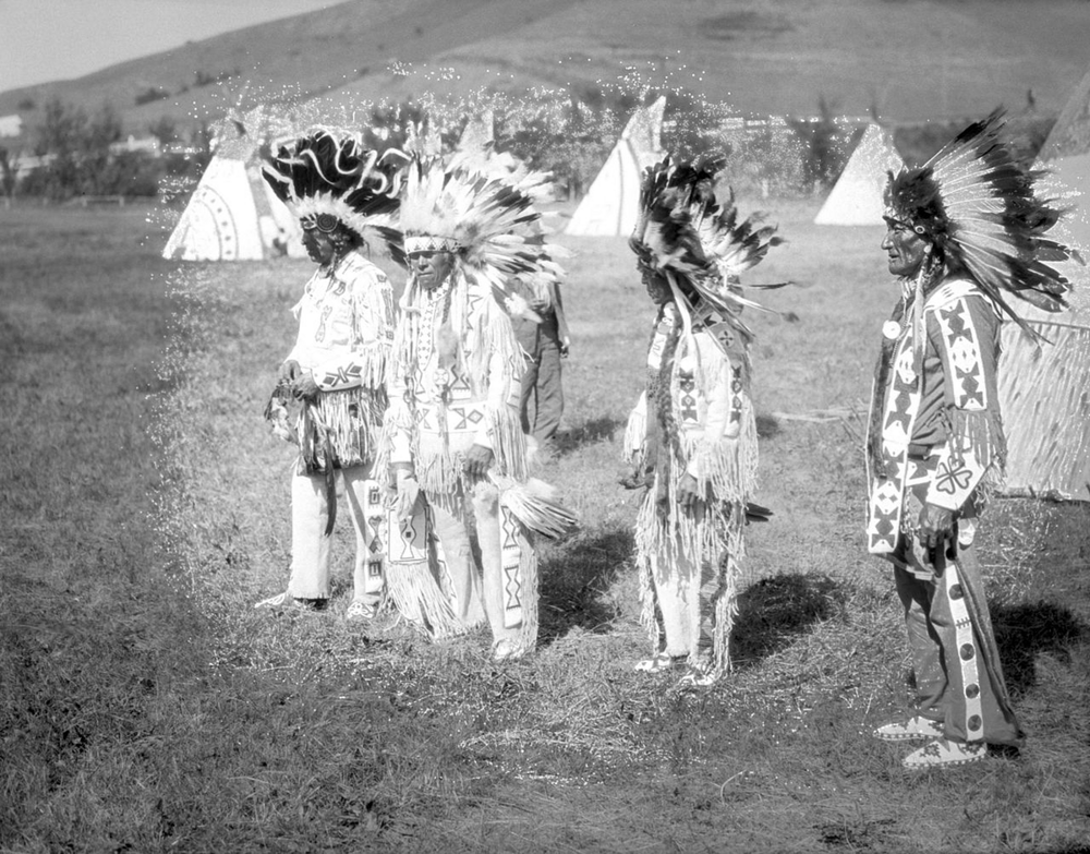 Why do Indians wear feathers on their heads? (6 photos) » Nevsedoma