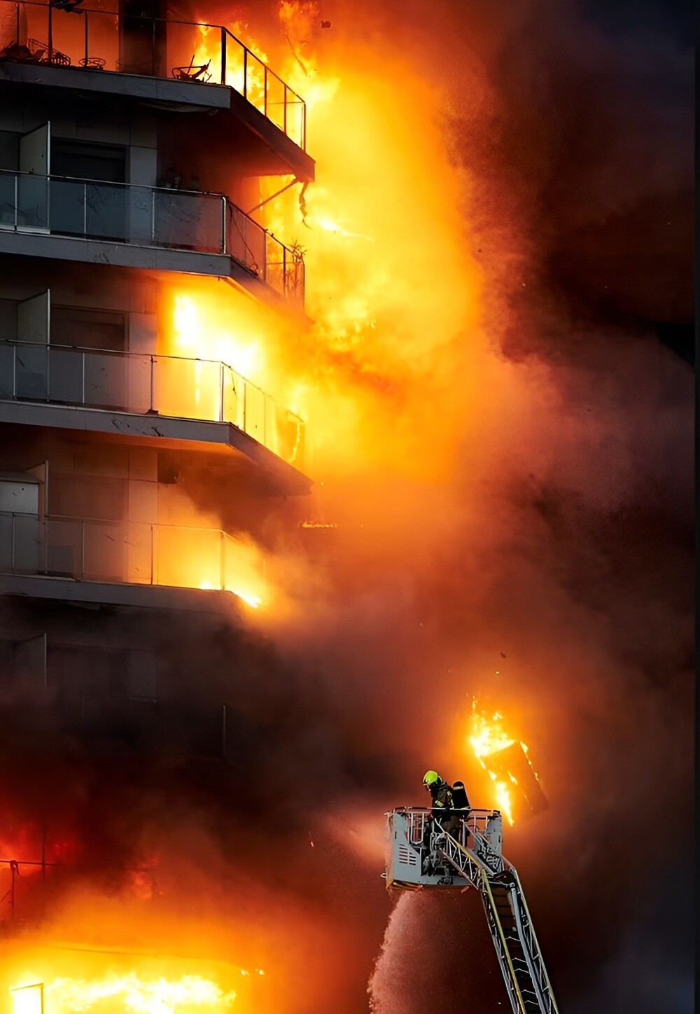 В Валенсии горит 14-этажный дом (2 фото + 5 видео) » Невседома