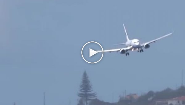 Опытный пилот Боинг-737 борется с боковым ветром на Мадейре