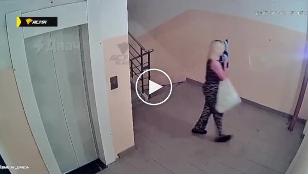 Девушка не добежала до унитаза и обкаталась порно видео