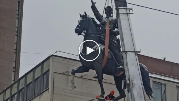 Dismantling the monument to Shchors in the center of Kyiv