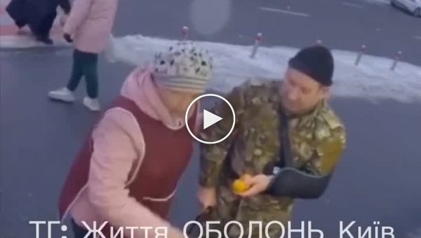 В Киеве продавщица бесплатно собрала новый пакет с продуктами военному, когда тот упал и рассыпал по дороге купленное