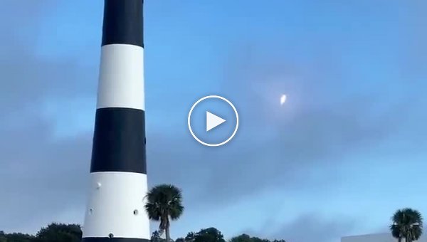 Посадка Falcon Heavy выглядит как сцена из научно-фантастического фильма