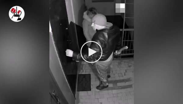 Сосед в России рубил соседа топором за собаку