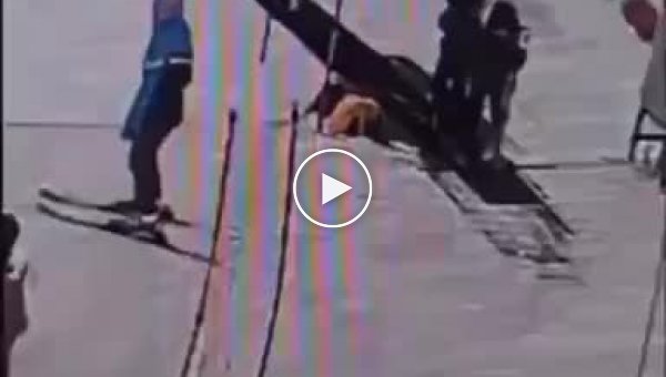 Шестилетний мальчик впал в кому после попадания шарфа в подъемник