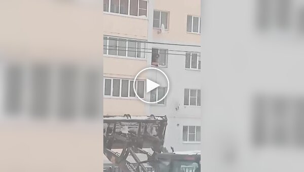 В России полуголая девушка пыталась спуститься из окна с помощью удлинителя