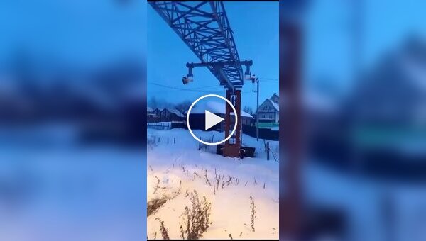 Несколько человек сорвались с высоты из-за поломки подъемника на горнолыжном курорте в России