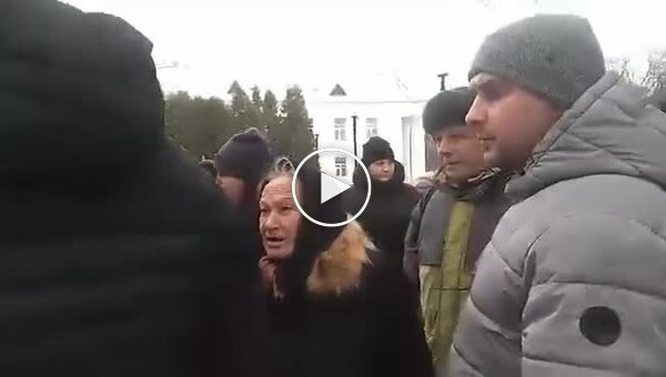In Romny, an attempt by relatives of fallen soldiers to install flowerpots on the Walk of Fame ended in a brawl between the mayor of Stogniy and the head of the military administration, Vashchenko.
