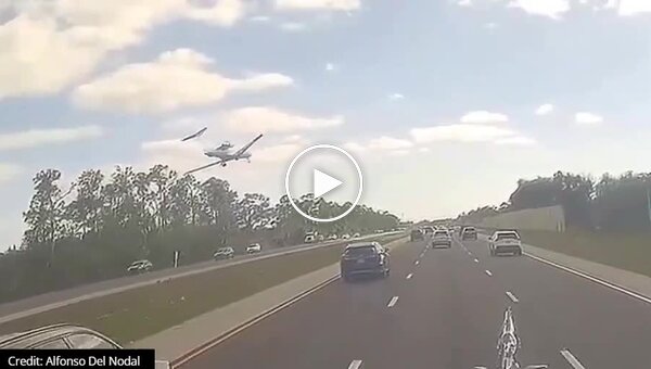 Видео падения частного самолета на трассу в США появилось в сети